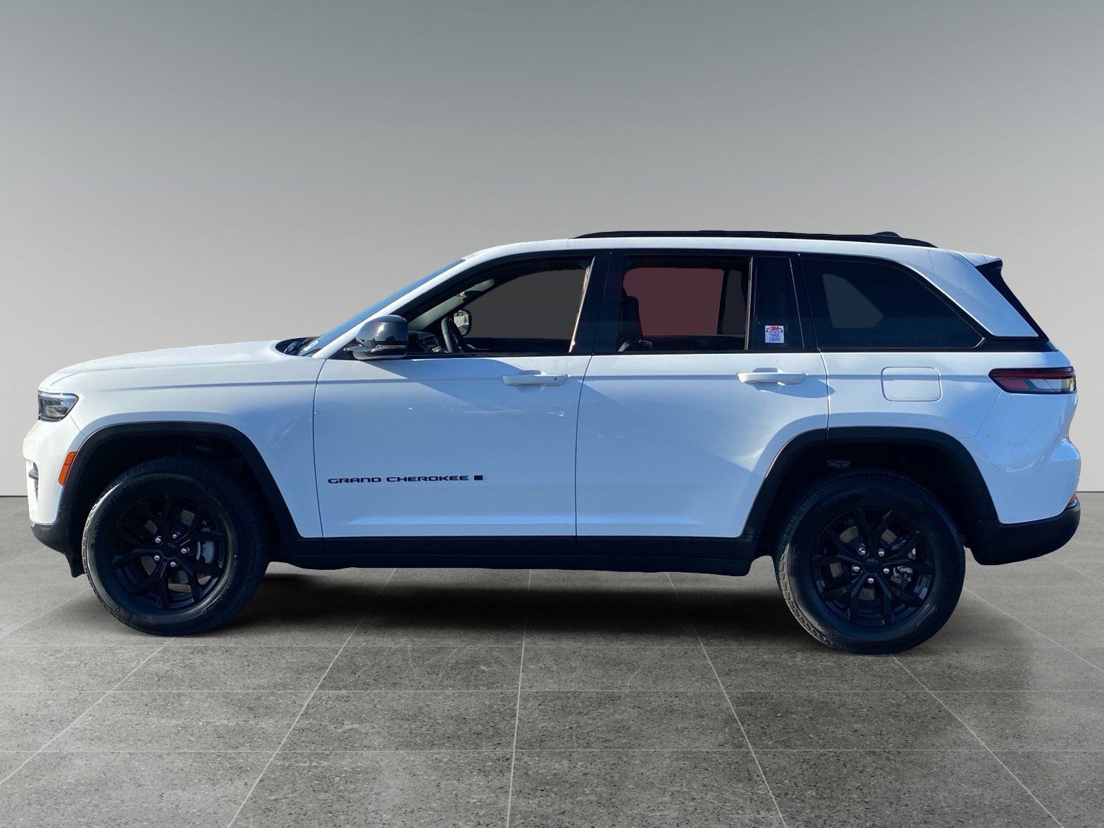 Used 2025 Jeep Grand Cherokee Altitude AWD/4WD image 2