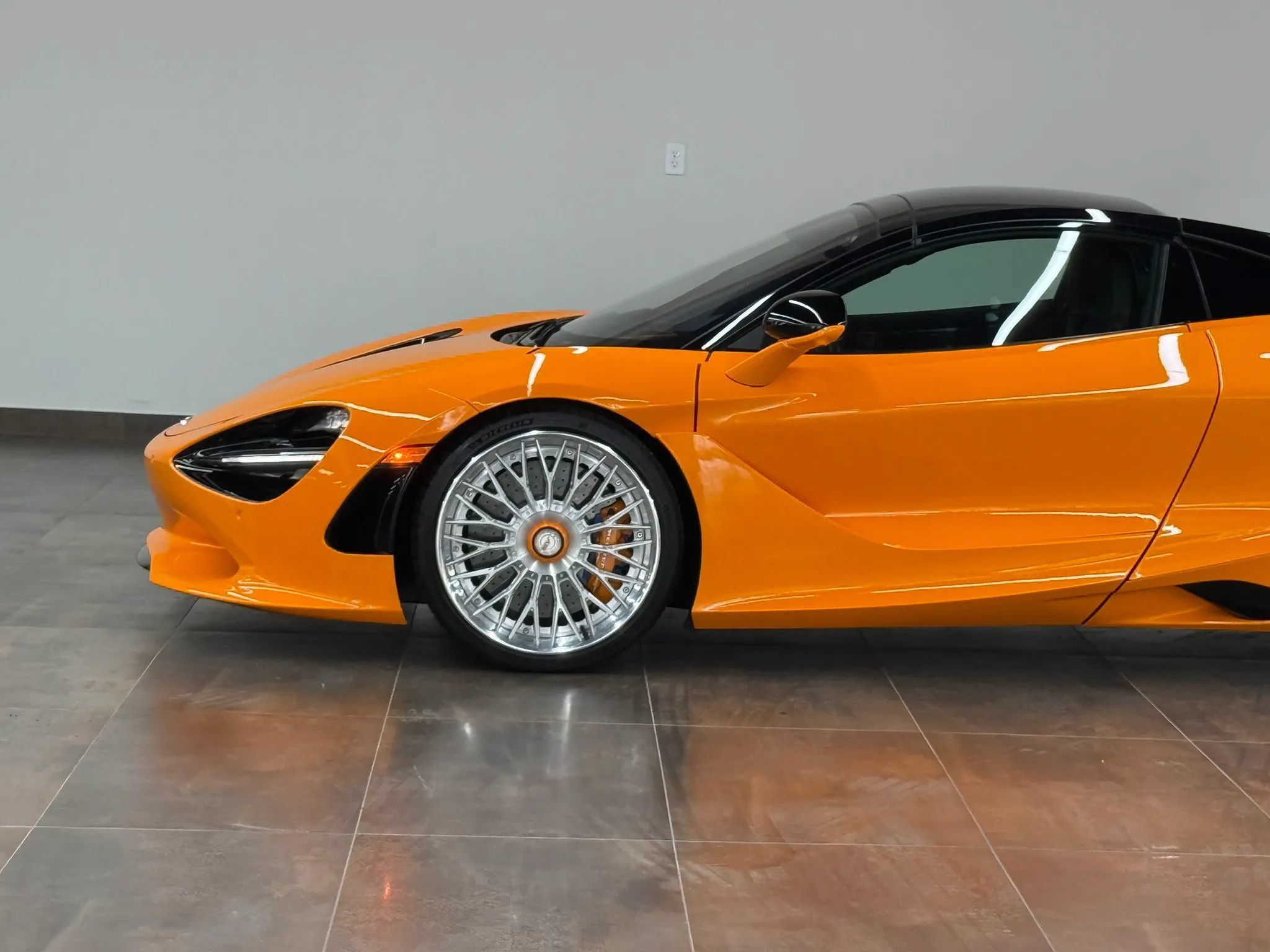 Used 2025 McLaren 750S Spider RWD image 9