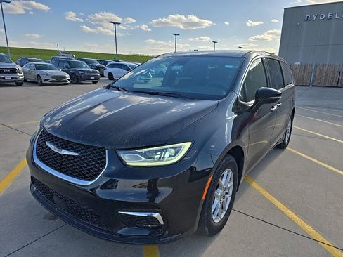 Used 2025 Chrysler Pacifica Select FWD image 1
