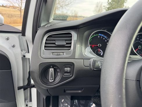 Used 2016 Volkswagen e-Golf SE image 14