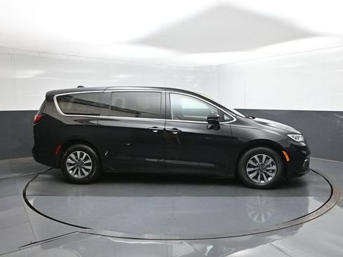 Used 2024 Chrysler Pacifica Limited FWD image 15
