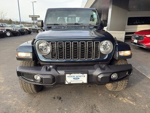 Used 2025 Jeep Gladiator Sport AWD/4WD image 2