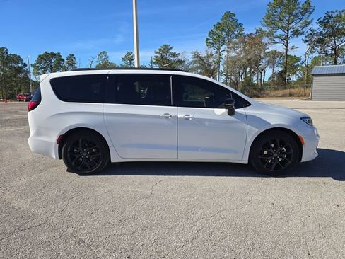 New 2026 Chrysler Pacifica Select w/ S Appearance Package FWD image 3