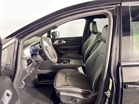 New 2026 Chrysler Pacifica Limited image 11