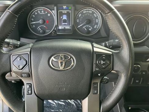 Used 2022 Toyota Tacoma TRD Off-Road image 7