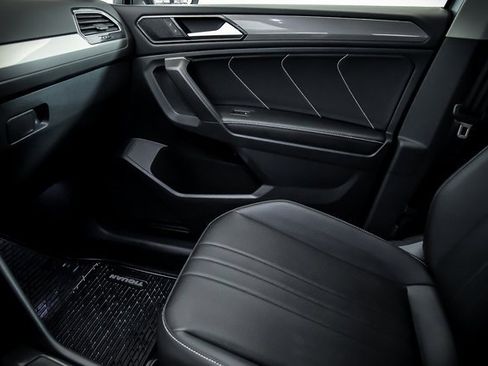 Certified 2024 Volkswagen Tiguan SE w/ Panoramic Sunroof Package image 23