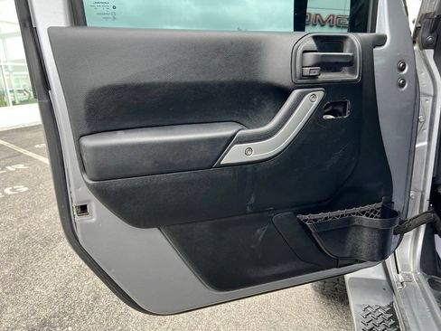 Used 2018 Jeep Wrangler Unlimited Sahara AWD/4WD image 9