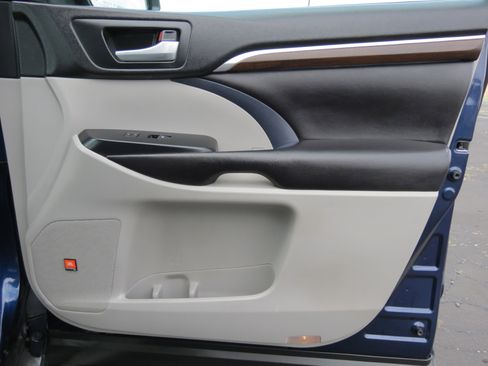 Used 2016 Toyota Highlander Limited image 37