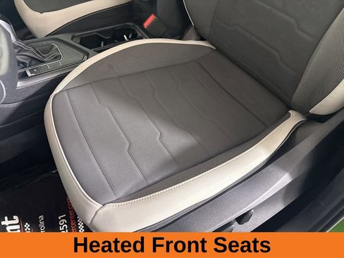 Used 2025 Volkswagen Taos SE w/ Black Wheel Package image 10