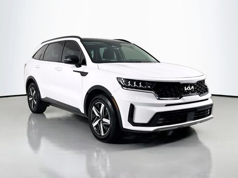 Used 2022 Kia Sorento EX w/ Panoramic Sunroof Package FWD image 4