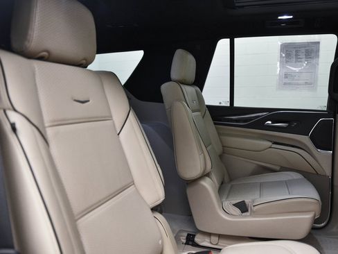 Used 2023 Cadillac Escalade Premium Luxury w/ Performance Package image 15