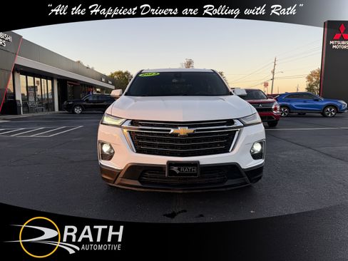 Used 2023 Chevrolet Traverse LT image 3