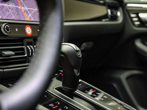 Certified 2025 Porsche Macan image 31