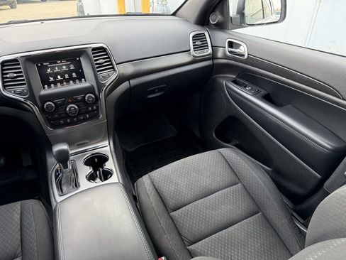 Used 2018 Jeep Grand Cherokee Laredo image 23