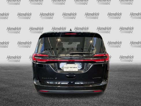 Used 2025 Chrysler Pacifica Limited FWD image 9