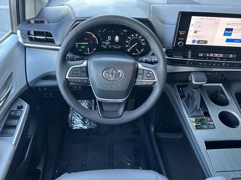 Certified 2026 Toyota Sienna XLE FWD image 18