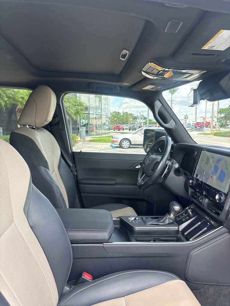 Used 2024 Lexus GX 550 AWD/4WD image 5