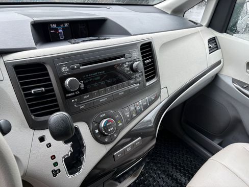 Used 2013 Toyota Sienna LE image 29