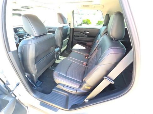 Used 2023 Nissan Pathfinder Platinum w/ Black Appearance Package image 24