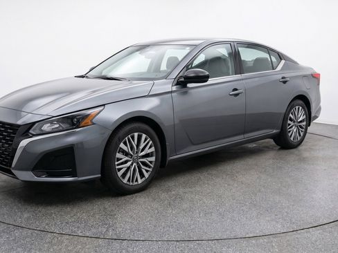Used 2025 Nissan Altima 2.5 SV FWD image 3