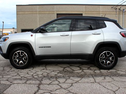 Used 2025 Jeep Compass Trailhawk image 4