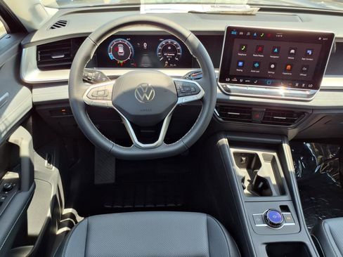 New 2025 Volkswagen Tiguan SE image 18
