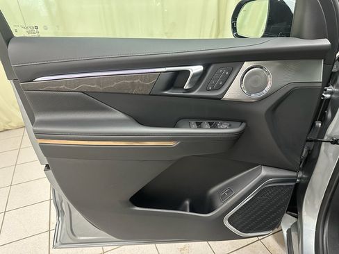 Used 2025 Buick Enclave Avenir image 37