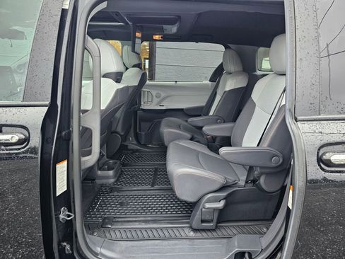 Used 2022 Toyota Sienna XSE image 16