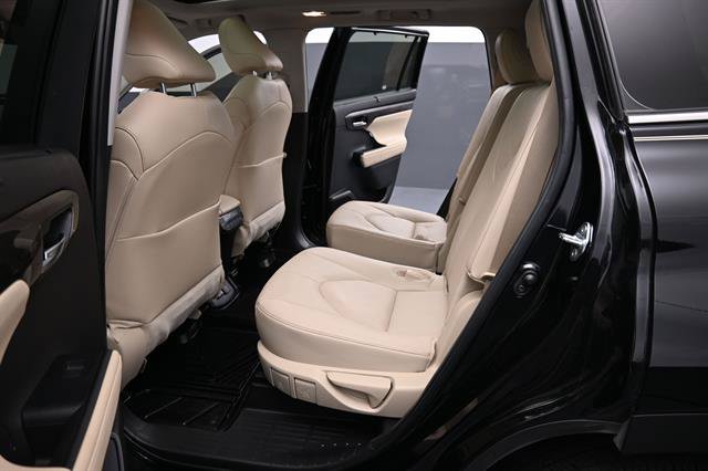 Used 2024 Toyota Highlander Platinum FWD image 17