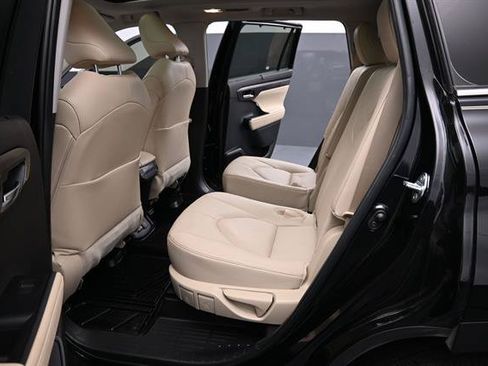 Certified 2024 Toyota Highlander Platinum FWD image 17