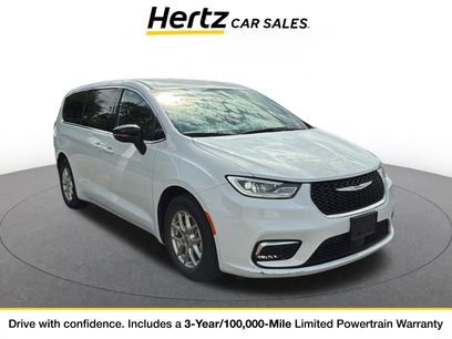 Used 2025 Chrysler Pacifica Select