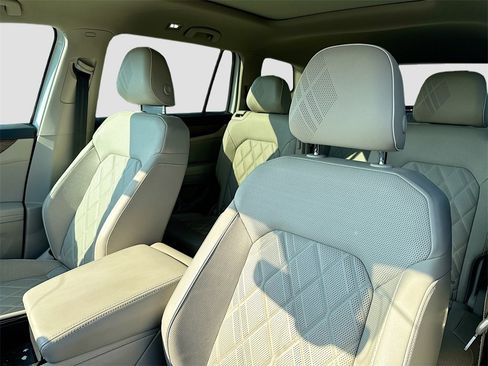 Used 2025 Volkswagen Atlas SEL Premium R-Line image 11