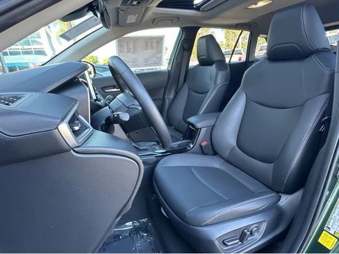 Used 2022 Toyota Corolla Cross XLE w/ Convenience Package image 16