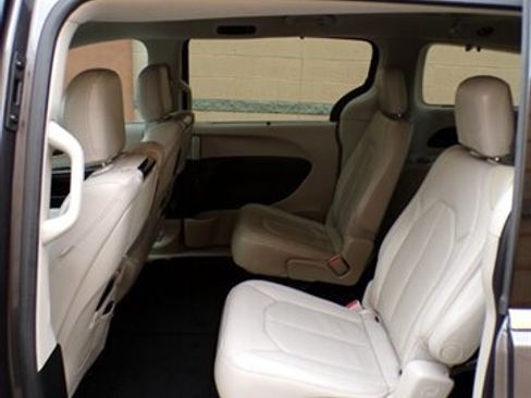 Used 2017 Chrysler Pacifica Touring-L Plus image 20