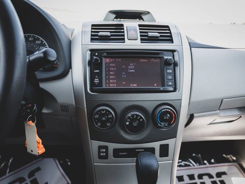 Used 2013 Toyota Corolla LE image 3