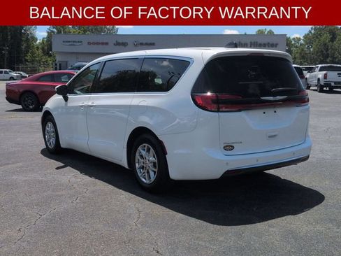 Used 2023 Chrysler Pacifica Touring-L FWD image 5