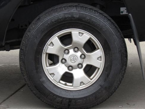 Used 2015 Toyota Tacoma PreRunner w/ SR5 Package image 28