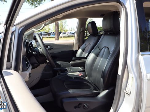 Used 2024 Chrysler Pacifica Touring-L FWD image 11
