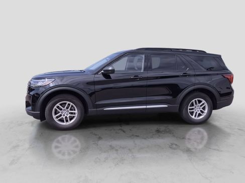 Used 2025 Ford Explorer Active AWD/4WD image 5