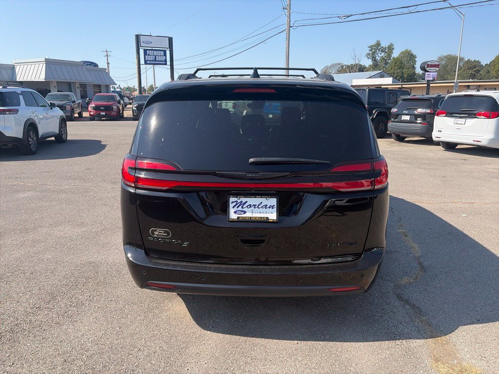 Used 2025 Chrysler Pacifica Limited FWD image 5