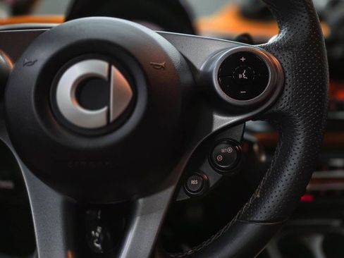 Used 2016 smart fortwo passion RWD image 17