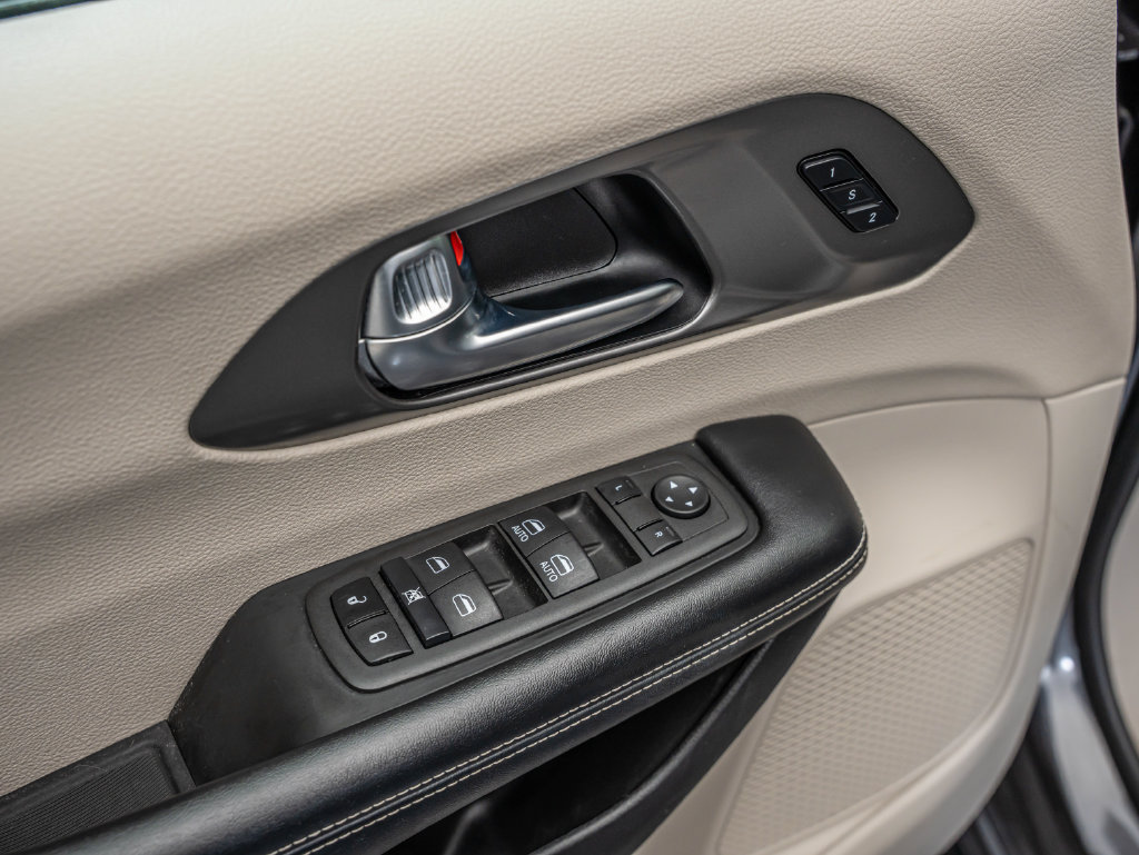 Used 2022 Chrysler Pacifica Touring-L FWD image 25