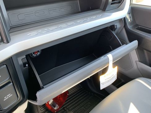 New 2026 Ford F250 XL w/ XL Chrome Package image 26