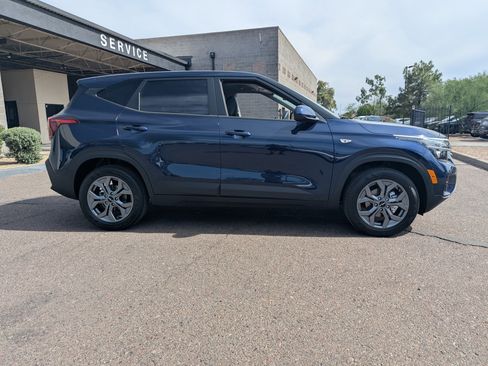 New 2026 Kia Seltos LX FWD image 2