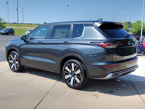 New 2025 Mitsubishi Outlander SE image 16