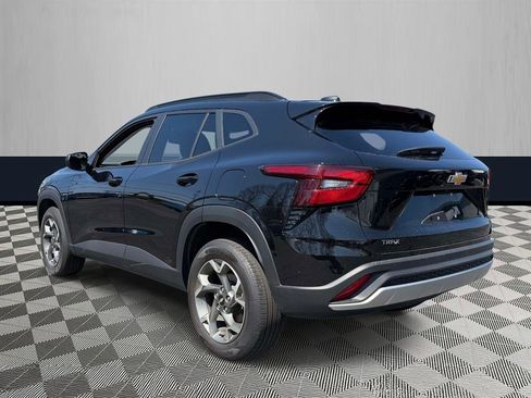Used 2025 Chevrolet Trax LT w/ LT Convenience Package image 2