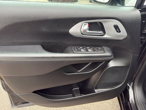 Used 2024 Chrysler Pacifica Touring-L w/ Uconnect Theater Family Group image 13