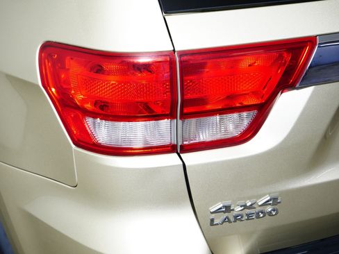 Used 2011 Jeep Grand Cherokee Laredo AWD/4WD image 17