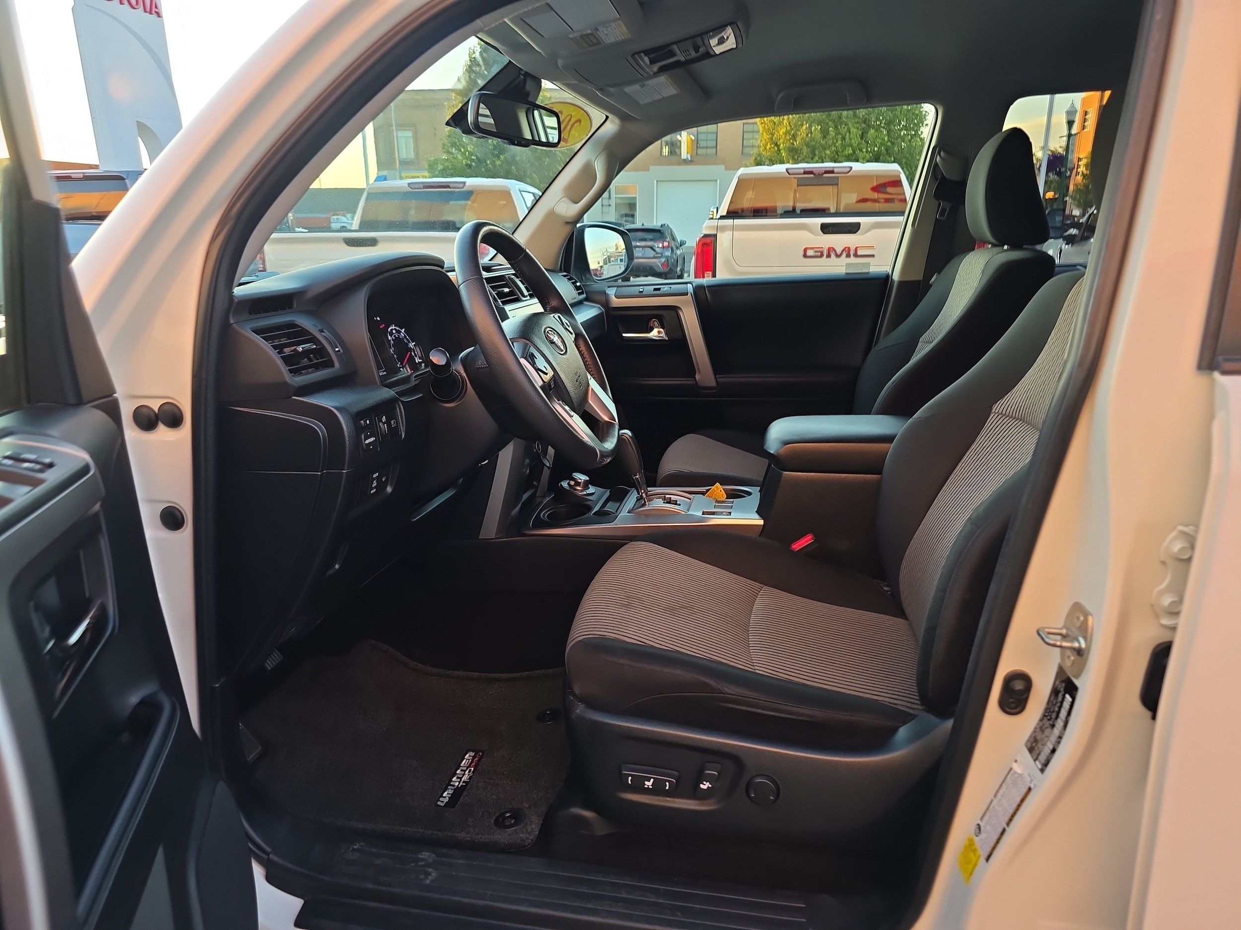 Used 2022 Toyota 4Runner SR5 AWD/4WD image 2