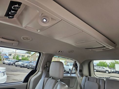 Used 2011 Chrysler Town & Country Limited FWD image 23
